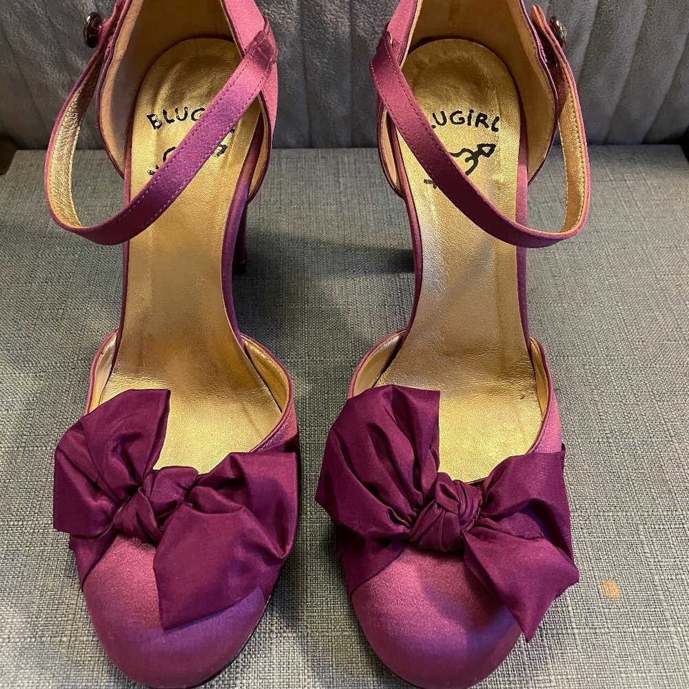 Satin purple high heels with trendy bows.